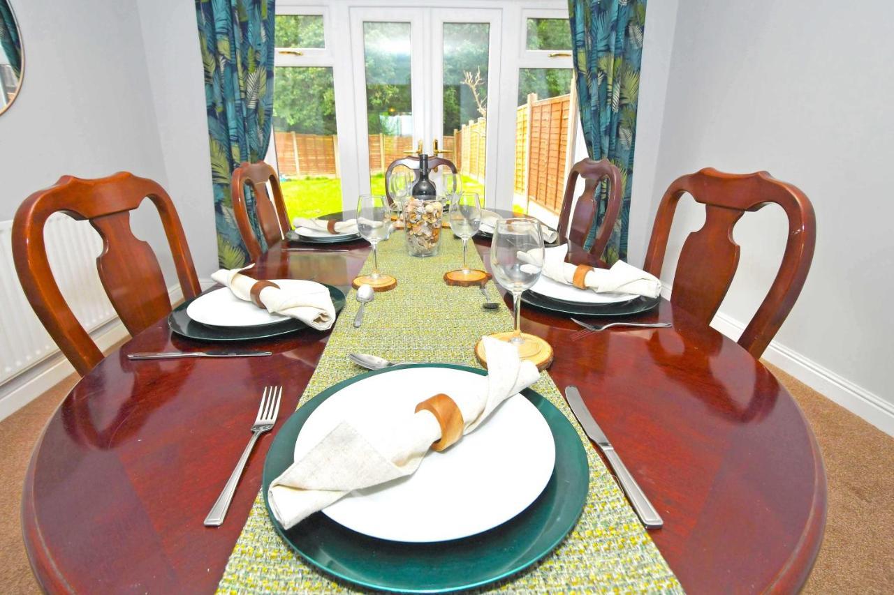 The Glade By Yourstays Huge Single Detached Holiday Home With Big Garden Newcastle-under-Lyme Exterior foto